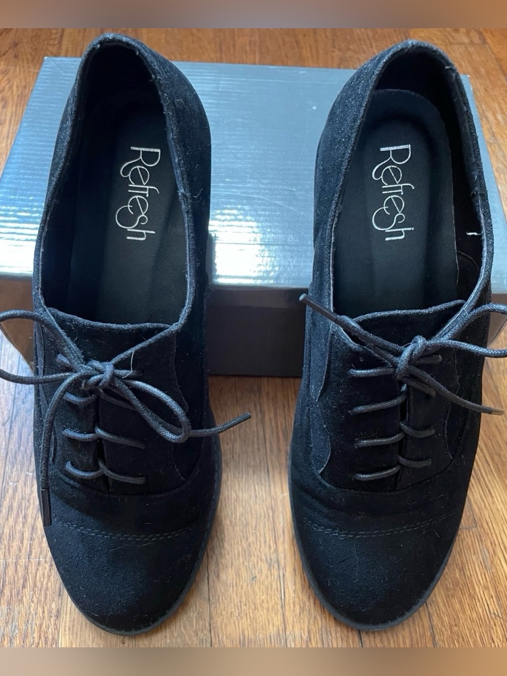 Womenâs Refresh Black Suede Lace-Up Oxfords, size 10